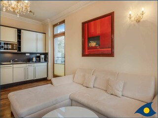 Wohn-/Essbereich mit offener Küche und Zugang zur Terrasse