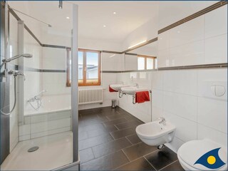Tageslichtbad mit Badewanne, Dusche und Bidet