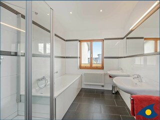 Tageslichtbad mit Badewanne, Dusche und Bidet
