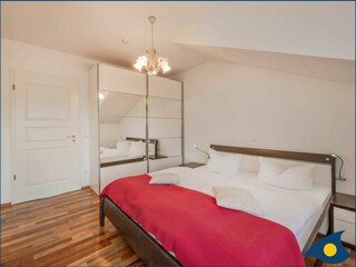 separates Schlafzimmer mit Doppelbett und Balkon