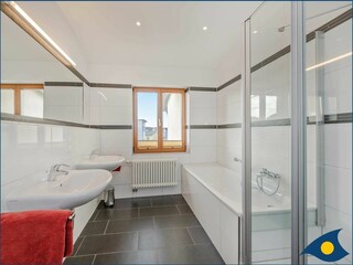 Badezimmer mit Badewanne, Dusche und Bidet