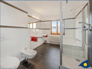 Badezimmer mit Badewanne, Dusche und Bidet