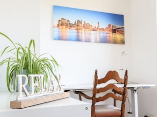 Arbeitsecke mit (Steh-)Schreibtisch im Wohnzimmer