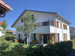 Haus-Ansicht (Whg. 1. Stock rechts)