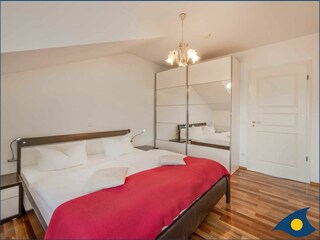 separates Schlafzimmer mit Doppelbett und Balkon