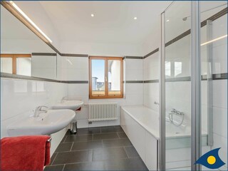 Badezimmer mit Dusche und Badewanne