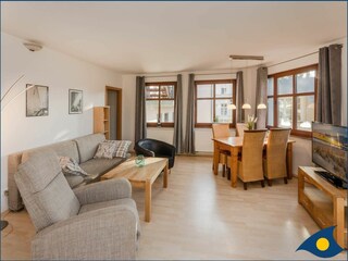 Wohn-/Essbereich mit Zugang zum Balkon