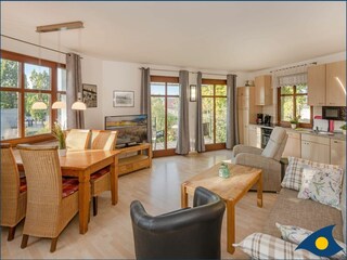 Wohn-/Essbereich mit Zugang zum Balkon
