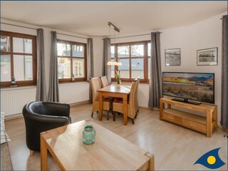 Wohn-/Essbereich mit Zugang zum Balkon