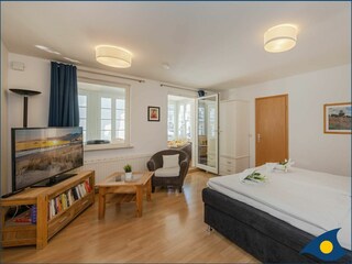 gemütlicher Wohn-/Schlafraum mit Durchgang zur Veranda