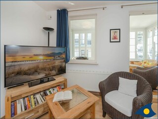 gemütlicher Wohn-/Schlafraum mit Durchgang zur Veranda