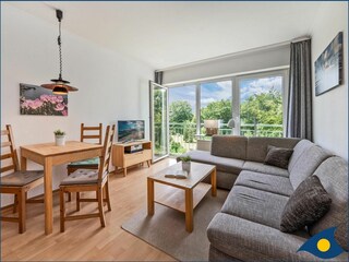 gemütliches Wohnzimmer mit Blick ins Grüne