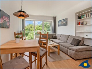 gemütliches Wohnzimmer mit Essplatz und offener Küche