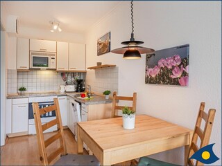 gemütliches Wohnzimmer mit Essplatz und offener Küche