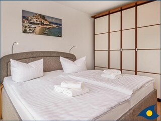 Schlafzimmer mit Doppelbett