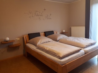 Schlafzimmer 2 Neu renoviert 2021