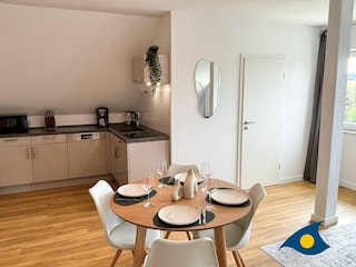 Wohnbereich mit offener Küche und Schlafcouch