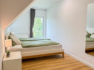 Schlafzimmer mit Doppelbett