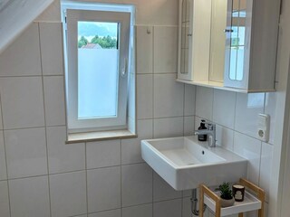 Badezimmer mit ebenerdiger Dsuche