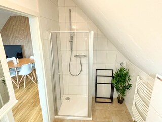 Badezimmer mit ebenerdiger Dsuche