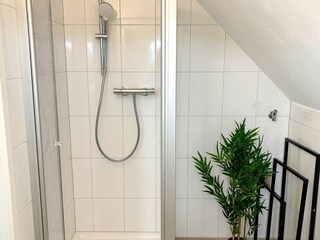 Badezimmer mit ebenerdiger Dsuche