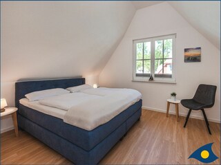 1. Schlafzimmer mit Doppelbett im OG