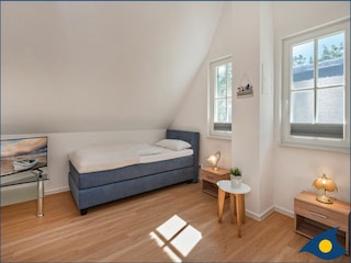 2. Schlafzimmer mit zwei Einzelbetten im OG