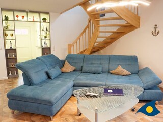 großzügiges Wohnzimmer mit Kamin, Essbereich und offener Küche