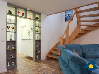 großzügiges Wohnzimmer mit Kamin, Essbereich und offener Küche