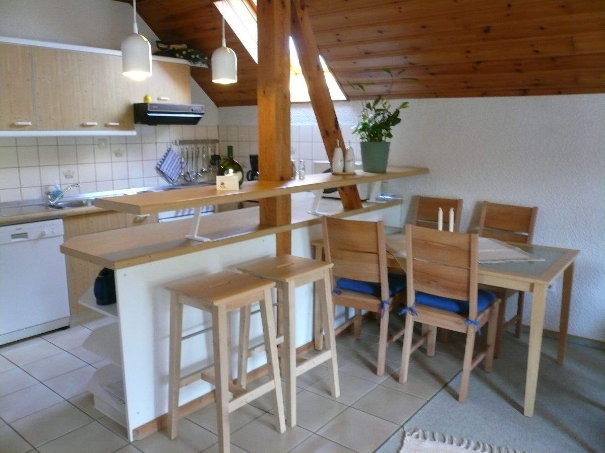 Moderne küche mit essecketheke schlafzimmer mit balkon studio mit