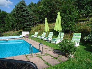 Liegestühle mit Pool