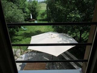 Blick aus dem Schlafzimmer in den Garten