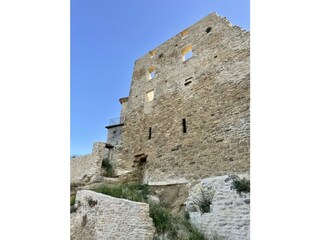 Historische Mauer hinter dem Haus