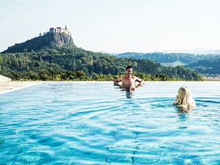 Pool im Testhotel Bad Gleichenberg mit Weitblick