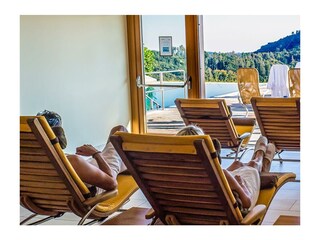 Ruheraum im Testhotel mit Burgblick