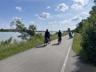 Fahrradtour am Flußufer