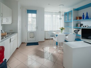 Küche mit Essbereich + Eingang