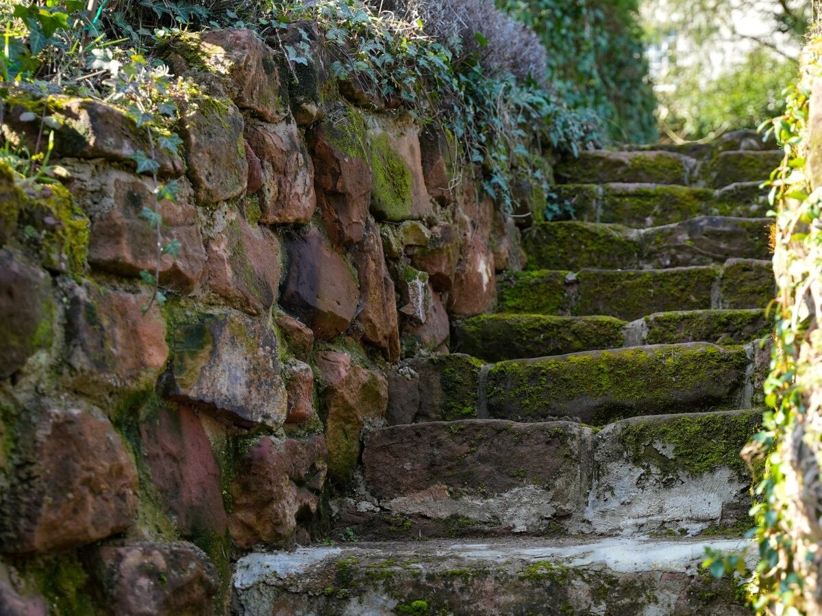 Sandsteintreppe zum Garten