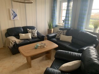 Das Wohnzimmer mit Balkonzugang.