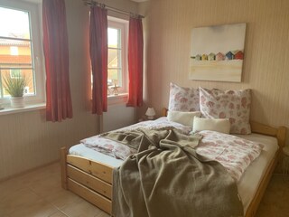 Das Schlafzimmer mit Doppelbett und Kleiderschrank.