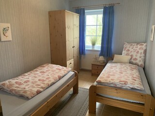 Das zweite Schlafzimmer mit Einzelbetten.