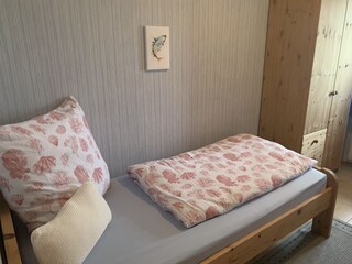 Das zweite Schlafzimmer mit Einzelbetten.