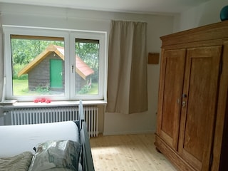 Ein großes Bett 2 x 1,90m, Holzdielen,