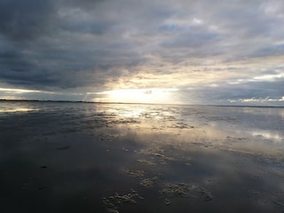 Spiegelung von Wolken und Landschaft