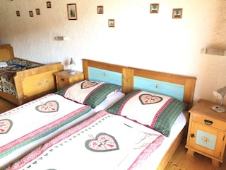2 Schlafzimmer (3 Betten)