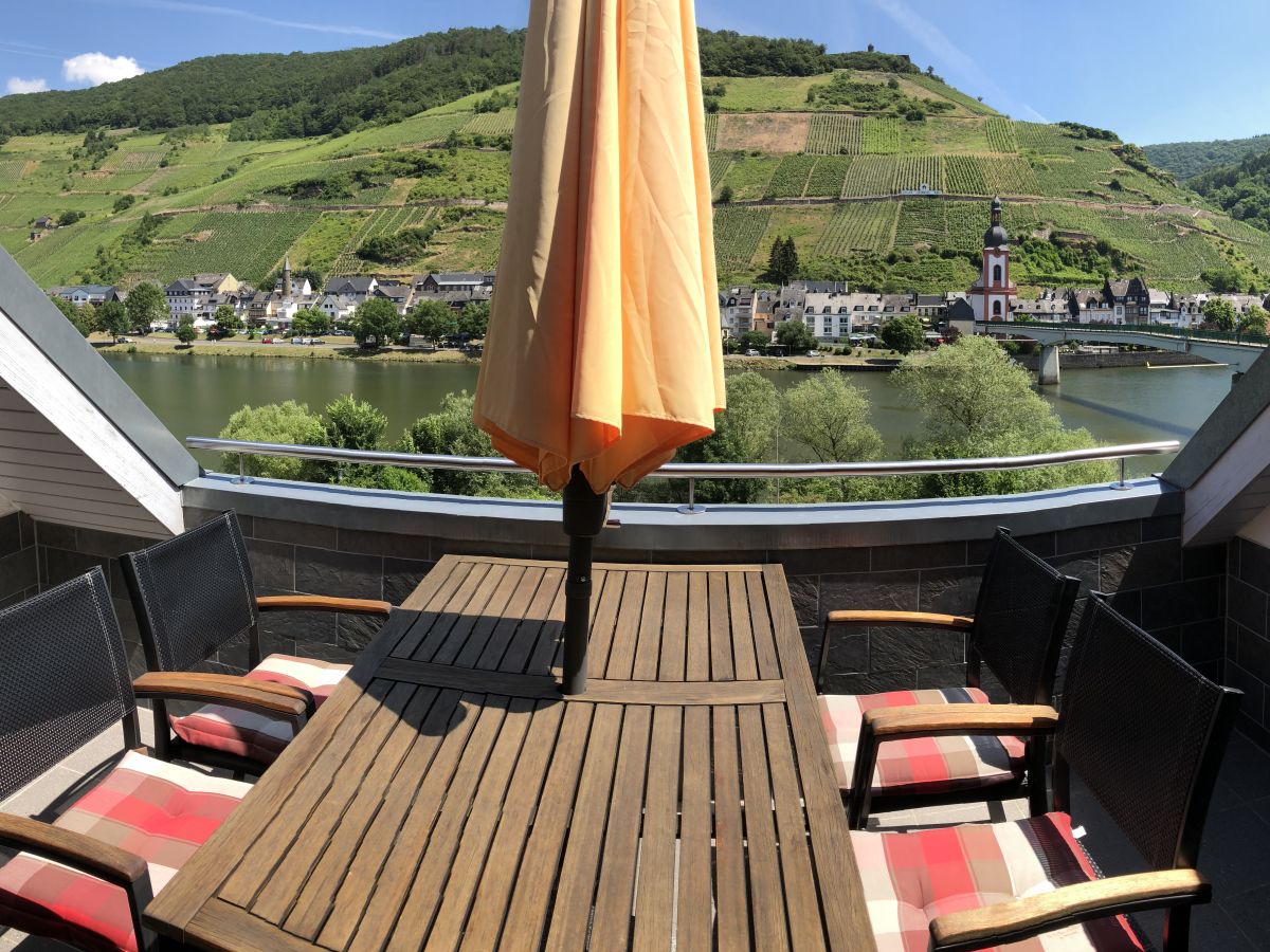 Panoramablick über Mosel und Weinberge