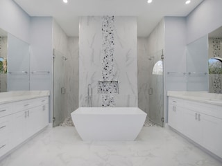 Masterbathroom w tub, douche with 3 douche heads