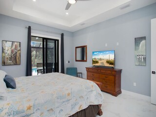 Masterbedroom with slidings door