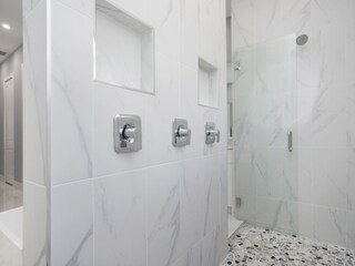 Large shower masterbathroom