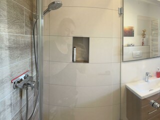 neues modernes Badezimmer